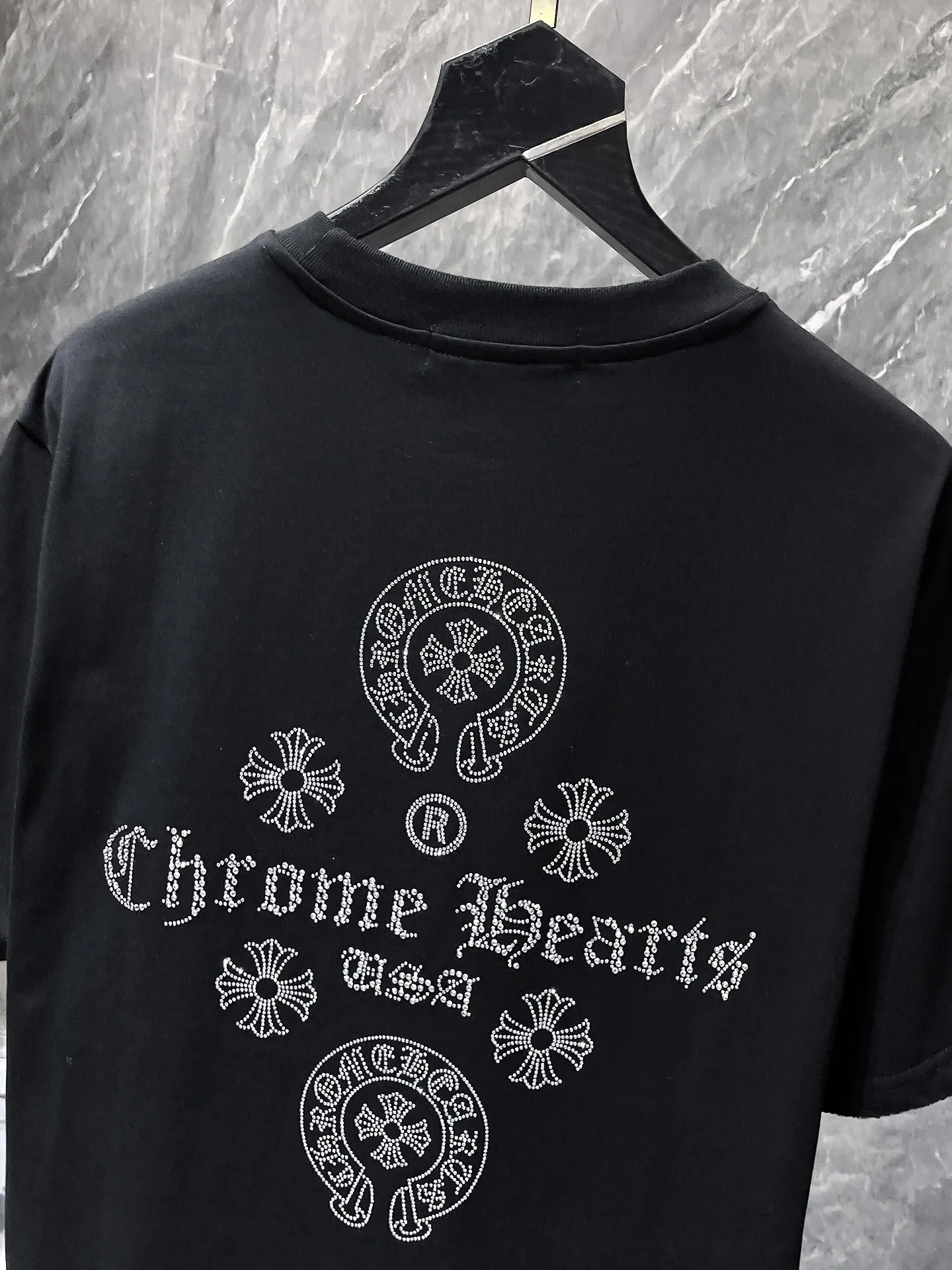 P166 New Chrome Hearts 25ss for summer. High-weight, environmentally friendly and high-quality top-grade fabric. 260g~270g. Heavy-duty hot-drilled horseshoes and Sanskrit letters cross short sleeves. Counter synchronization. 1:1 replica version. Recommended colors: black, white, gray. Size: S, M, L, XL.